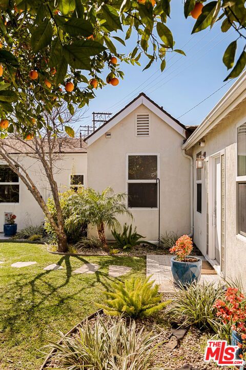 110 S Brighton Street, Burbank CA: https://media.crmls.org/mediaz/641390a8-fee8-4011-bb7f-d188714f2742.jpg