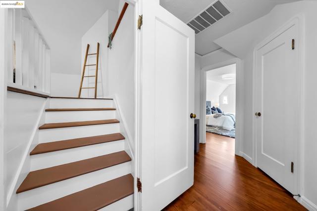 5605 Picardy Dr, Oakland CA: https://media.crmls.org/mediaz/6413b662-7396-4916-ba45-357c55b7e030.jpg