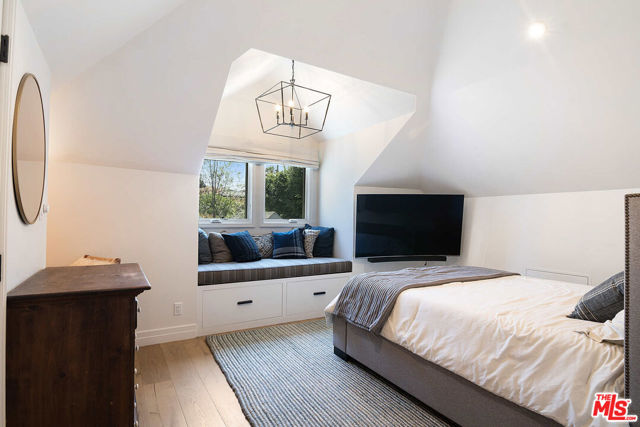 342 N Citrus Avenue, Los Angeles CA: https://media.crmls.org/mediaz/641469ae-2566-46de-bc32-90e1dc4c0763.jpg