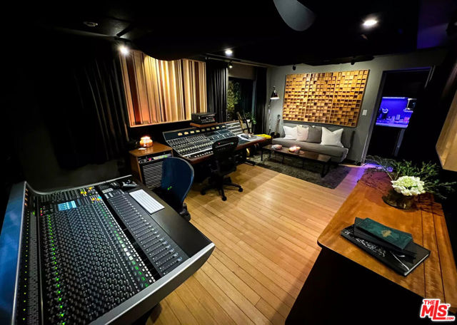 7650 Curson Terrace, Los Angeles CA: https://media.crmls.org/mediaz/6414f327-14b7-4ba0-8df8-35647a8d0739.jpg