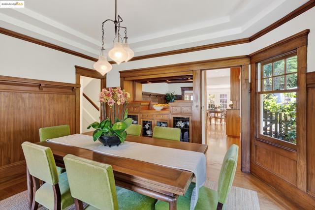 541 Boulevard Way, Piedmont CA: https://media.crmls.org/mediaz/6415650c-f970-4f21-aac1-8f21c142eb5b.jpg