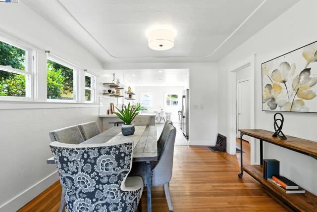 3936 Midvale Ave, Oakland CA: https://media.crmls.org/mediaz/64156e63-9c50-400d-98de-480e1236c49c.jpg