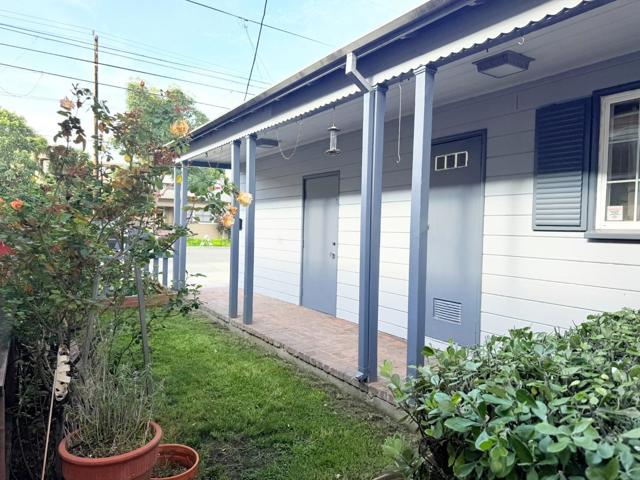 1813 Lincoln Avenue, Alameda CA: https://media.crmls.org/mediaz/6415e465-efab-408a-925e-3419b61e0e6a.jpg