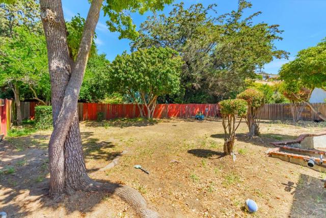 33 Woodcliff Court, Oakland CA: https://media.crmls.org/mediaz/641603e0-6604-4291-99a6-26e618b7eb79.jpg