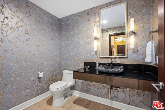 447 N Doheny Drive, Beverly Hills CA: https://media.crmls.org/mediaz/6417cd31-b643-4276-bec3-a0538cdfee4f.jpg