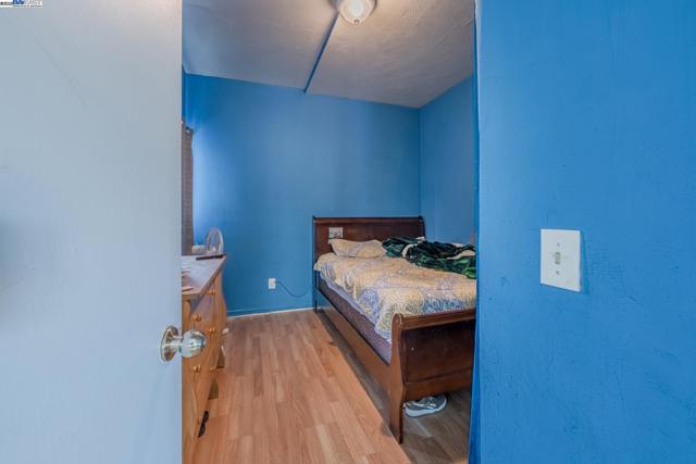 1437 25Th Ave, Oakland CA: https://media.crmls.org/mediaz/641864f1-3c30-498a-a0a4-e6bd84c73537.jpg