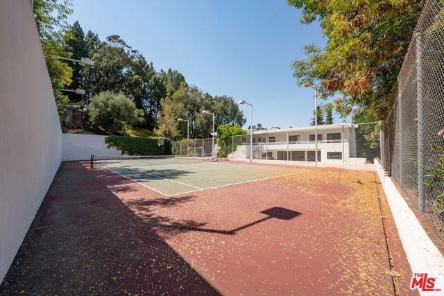 15656 Crownridge Place, Sherman Oaks CA: https://media.crmls.org/mediaz/64188eb3-9c9f-4f3d-a51b-7de6be67240a.jpg