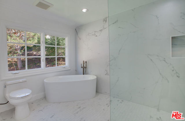 10221 Briarwood Drive, Los Angeles CA: https://media.crmls.org/mediaz/6418b84b-8490-46bc-be60-a9e740bd073d.jpg