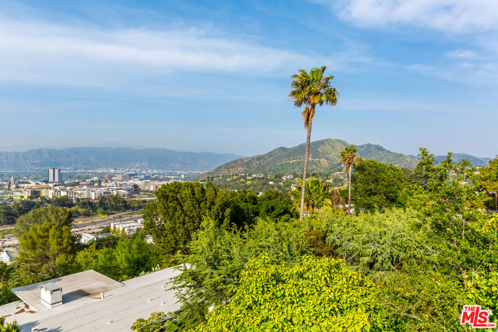 https://media.crmls.org/mediaz/6418d46f-21f4-4984-89b3-9b000e5f0860.jpg?preset=X-Large