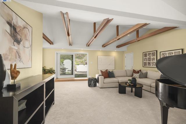 10 Easton Ct, Orinda CA: https://media.crmls.org/mediaz/641977f9-be1a-4e78-8e2d-a99f5eaf89b3.jpg
