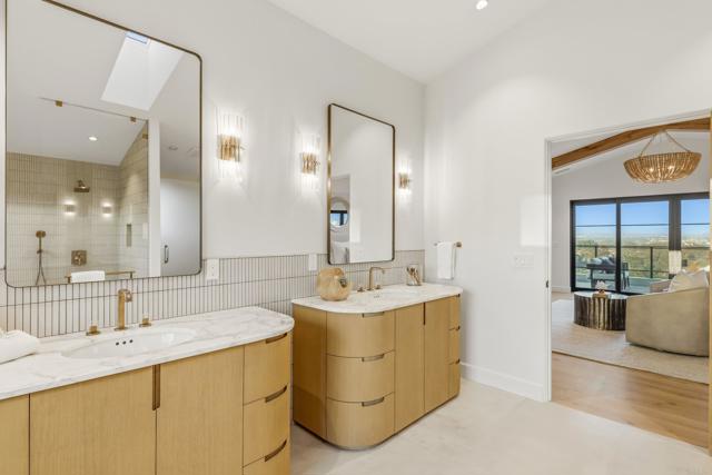 Detail Gallery Image 45 of 72 For 8341 La Jolla Scenic Dr, La Jolla,  CA 92037 - 5 Beds | 5/1 Baths