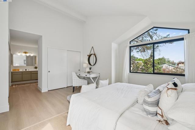 101 Carob Ln, Alameda CA: https://media.crmls.org/mediaz/641b4ae6-b40d-477f-a49e-34c24553baad.jpg