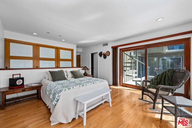 13201 Cheltenham Drive, Sherman Oaks CA: https://media.crmls.org/mediaz/641b62a9-77e6-4968-81b7-2576d5db7962.jpg