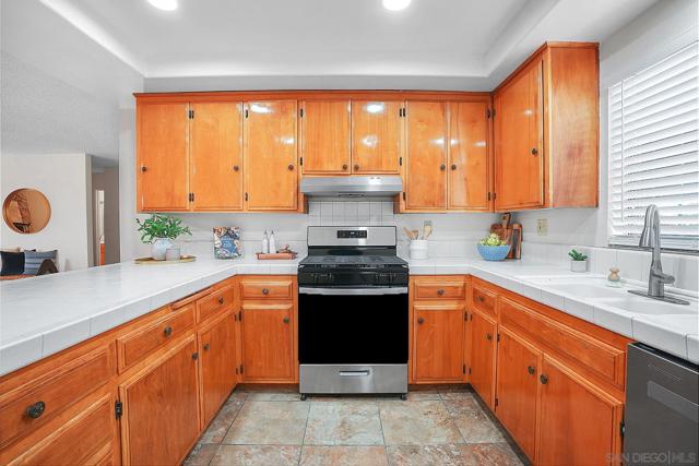 945 Nacion Avenue, Chula Vista CA: https://media.crmls.org/mediaz/641c96d8-cc7d-425b-acdc-3450694bc93e.jpg