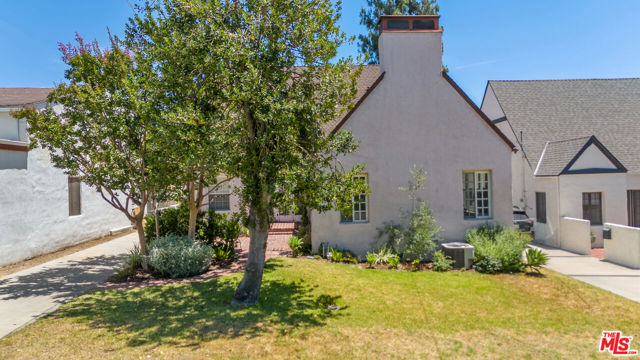 2310 Santa Anita Avenue, Altadena CA: https://media.crmls.org/mediaz/641cc419-bbda-4d30-af2d-0062a58c560e.jpg