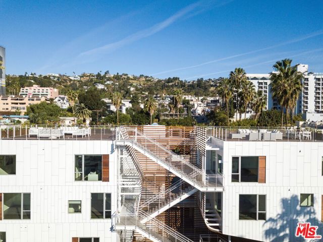 935 N San Vicente Boulevard, West Hollywood CA: https://media.crmls.org/mediaz/641cec3b-c5c9-4197-b8a3-92798245e229.jpg