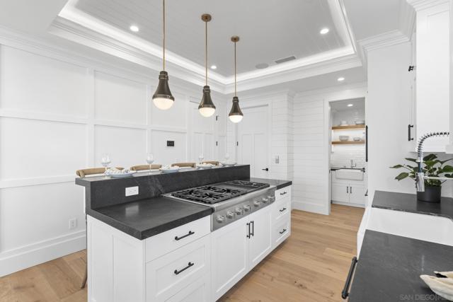 466 Westbourne St, La Jolla CA: https://media.crmls.org/mediaz/641d6635-2a88-456e-ab4f-d14715f8b284.jpg