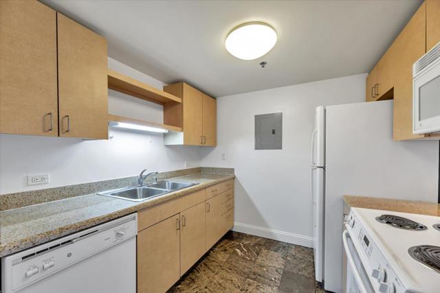 425 W Beech Street, San Diego CA: https://media.crmls.org/mediaz/641e1426-f476-4a4b-a946-8ffe7ab5c90f.jpg