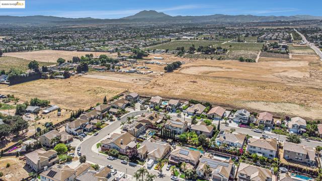 113 Little Ranch Circle, Oakley CA: https://media.crmls.org/mediaz/641e229b-8d17-4e55-b3a3-7421b1c18691.jpg
