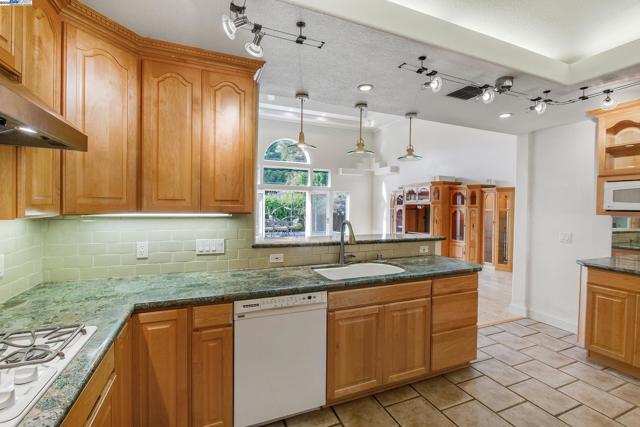 3171 Verdant Way, San Jose CA: https://media.crmls.org/mediaz/641f9a42-6f7e-46bc-9fec-ac4f55c4fc9b.jpg