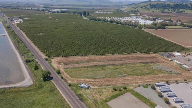 275 Bolsa Road, Gilroy CA: https://media.crmls.org/mediaz/641fb892-b1e6-4acb-ab5d-593bfc29213c.jpg