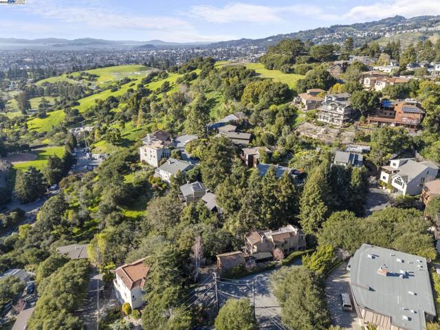 3 Abbott Way, Piedmont CA: https://media.crmls.org/mediaz/641fcc52-d86a-4fb4-906f-2696e8b47aa0.jpg