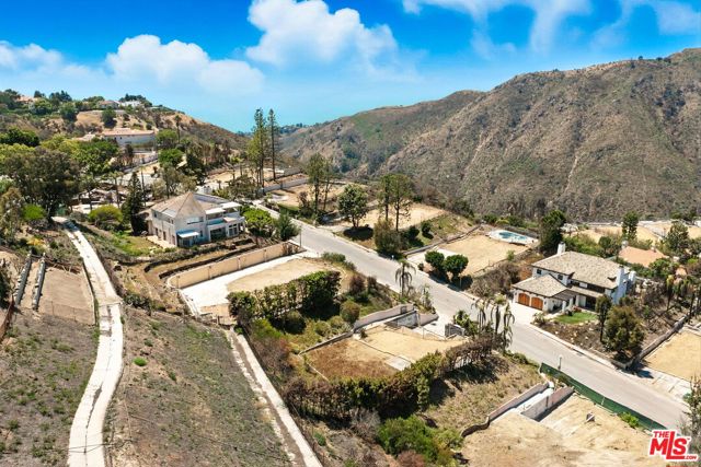 16763 Monte Hermoso Drive, Pacific Palisades CA: https://media.crmls.org/mediaz/641fdbb6-8e40-42d2-9b6a-6a073f42e951.jpg