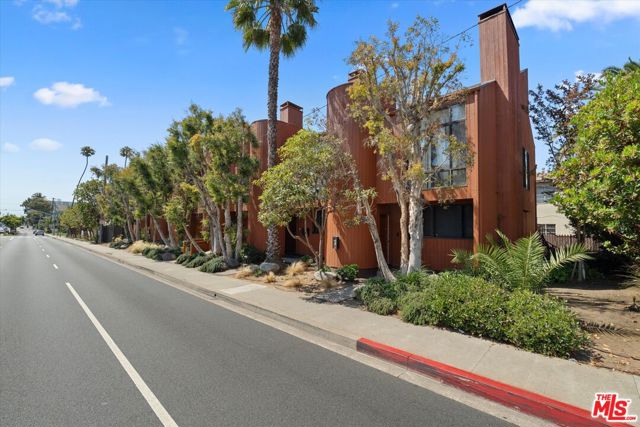 2108 Neilson Way, Santa Monica CA: https://media.crmls.org/mediaz/64206047-baf0-48de-845a-05712c1b0be6.jpg