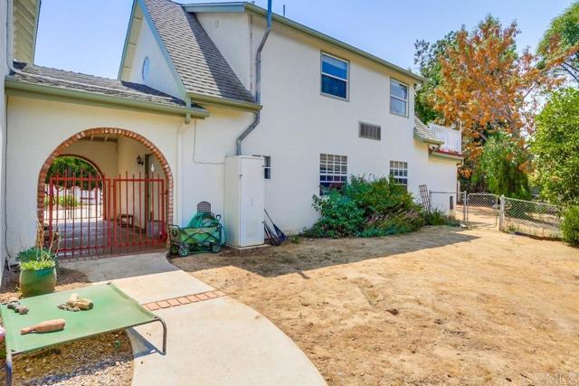 906 Gretna Green Way, Escondido CA: https://media.crmls.org/mediaz/6420fee6-f044-442e-ba52-b313c6650aef.jpg