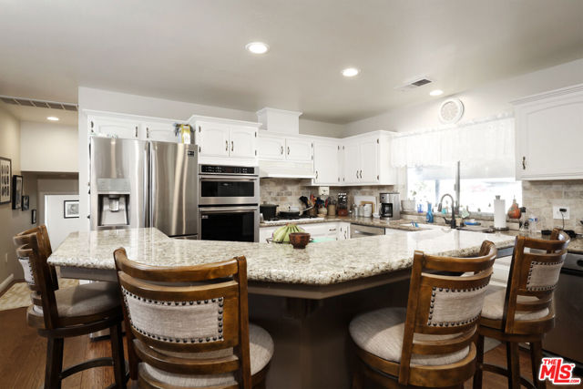 7200 Clifftop Way, Bakersfield CA: https://media.crmls.org/mediaz/64216258-2e65-4197-96a1-ca23c43e5710.jpg