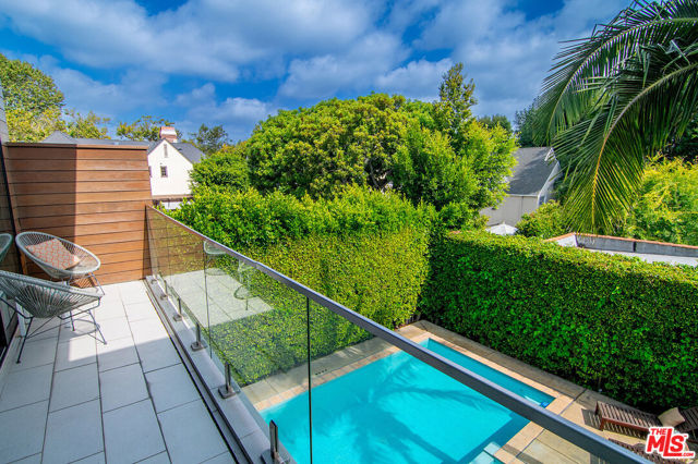 338 S Highland Avenue, Los Angeles CA: https://media.crmls.org/mediaz/64224d40-3540-429a-8f67-ad0cbec838c2.jpg