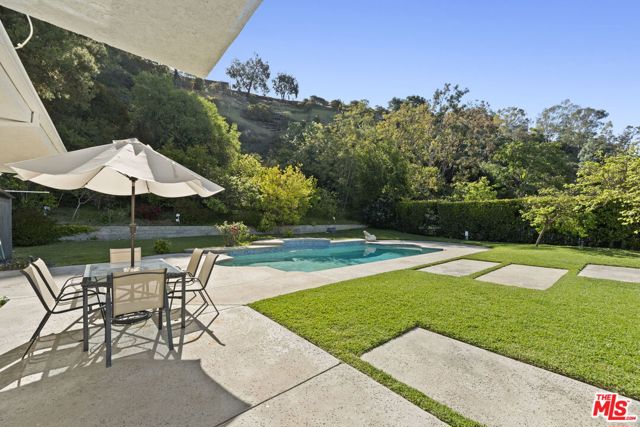 1860 Loma Vista Drive, Beverly Hills CA: https://media.crmls.org/mediaz/6422d98f-2564-41a6-834e-faf403782fe5.jpg