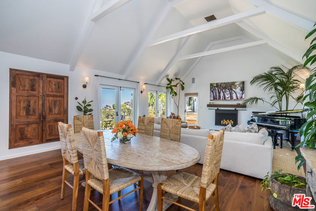 8149 Mannix Drive, Los Angeles CA: https://media.crmls.org/mediaz/6423ad4c-703f-4647-98f3-af3d15a6cec3.jpg