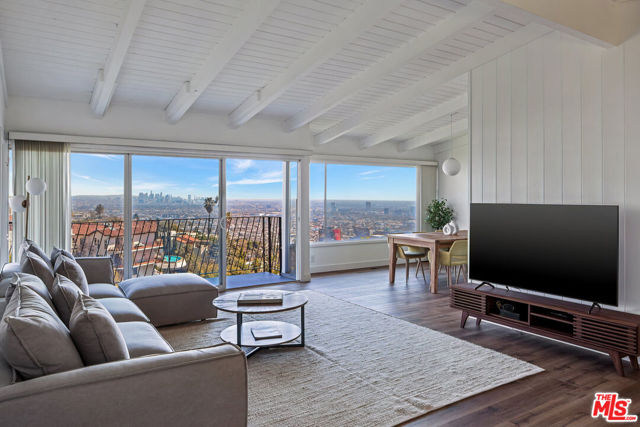 9432 Sierra Mar Place, Los Angeles CA: https://media.crmls.org/mediaz/6423e973-e28b-47d7-bb00-4d51b9200f75.jpg