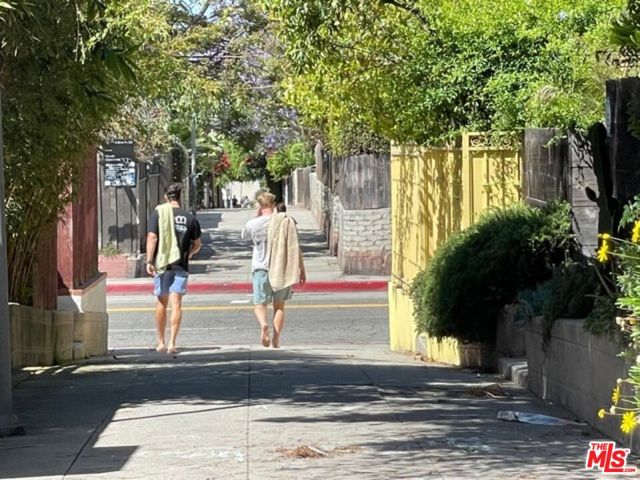 119 Paloma Avenue, Venice CA: https://media.crmls.org/mediaz/64245cb1-a4c4-4956-a1a6-6ecc9cfd6d54.jpg