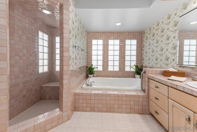 4010 Paducah Dr, San Diego CA: https://media.crmls.org/mediaz/642593cc-89c8-4969-863c-beb454ce5170.jpg