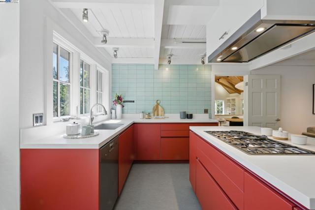 7380 Claremont Ave, Berkeley CA: https://media.crmls.org/mediaz/64260abf-1c72-46ae-a8f7-57703afdd0a2.jpg