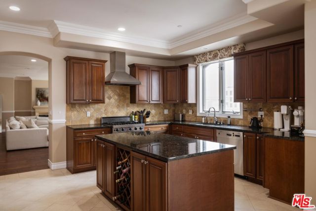 132 S Crescent Drive, Beverly Hills CA: https://media.crmls.org/mediaz/64266e0d-e343-4b10-ac46-453ec3a8f2e2.jpg