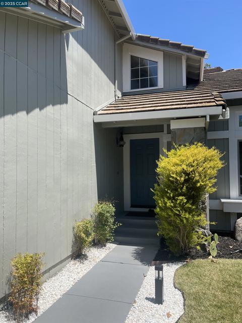 1011 Amanda Cir, Brentwood CA: https://media.crmls.org/mediaz/64271e6c-72e6-4c78-8546-401bbcc7eb8e.jpg