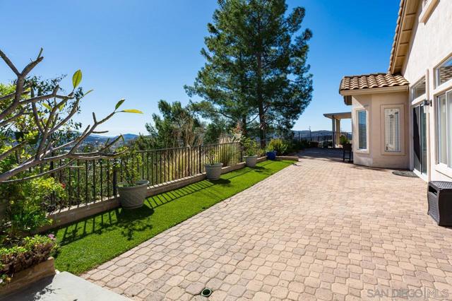 2334 Columbine Dr, Alpine CA: https://media.crmls.org/mediaz/64277e29-febf-4148-b2bb-7efec5558021.jpg