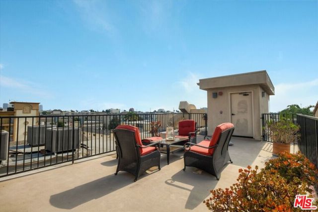 11578 Iowa Avenue, Los Angeles CA: https://media.crmls.org/mediaz/6427b0c3-150e-43ef-9c31-709863cf9eed.jpg
