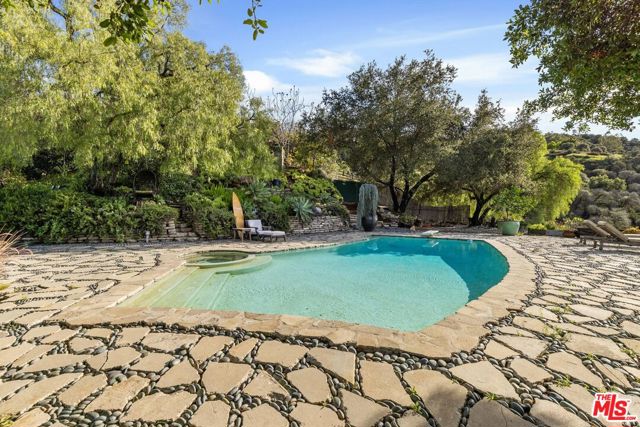 1551 Penny Road, Topanga CA: https://media.crmls.org/mediaz/6427d37b-bb14-45bf-99a1-8e8b8f508dd6.jpg