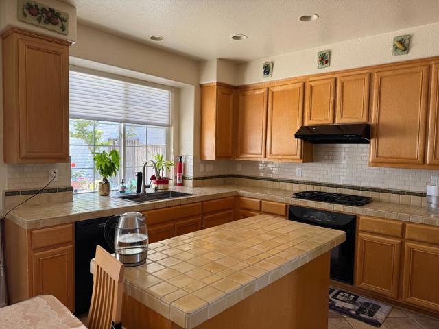 32425 Pacific Grove Way, Union City CA: https://media.crmls.org/mediaz/6428604d-68ca-49c2-823e-2208ebd8cefc.jpg