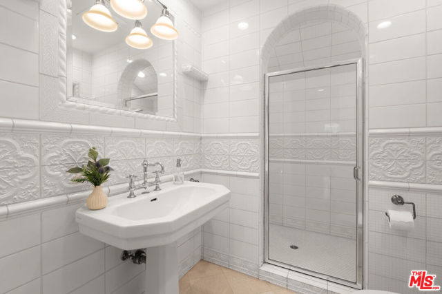 31202 Broad Beach Road, Malibu CA: https://media.crmls.org/mediaz/6429a62a-fcd0-4265-98e3-fff7934c8406.jpg