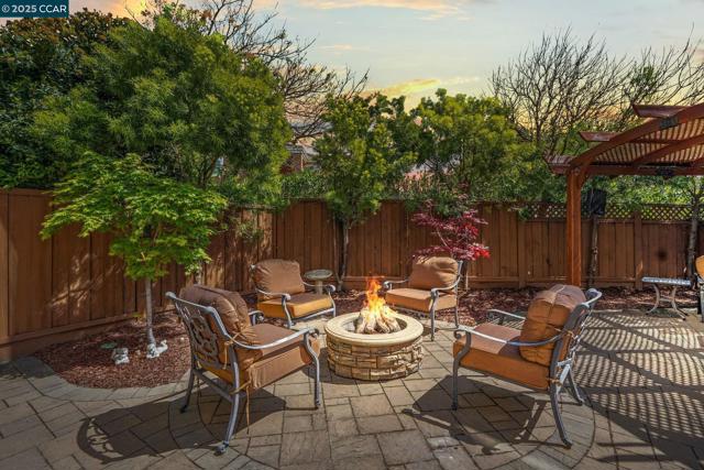 30300 Meridien Cir, Union City CA: https://media.crmls.org/mediaz/642aa912-b124-4750-a330-d7cacef3d3a3.jpg
