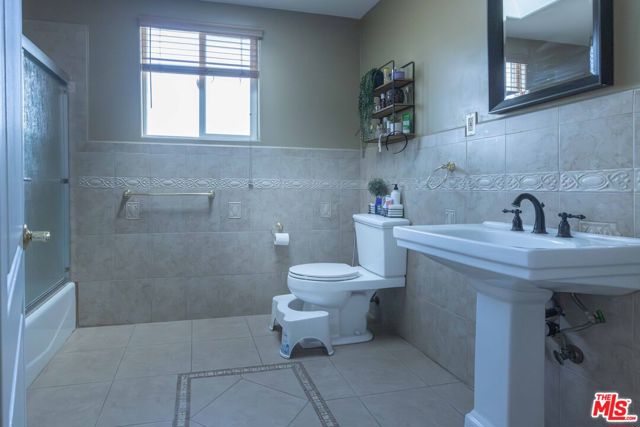 1724 S Genesee Avenue, Los Angeles CA: https://media.crmls.org/mediaz/642ab555-d7d3-469c-a8fc-dda8ff2af1d1.jpg