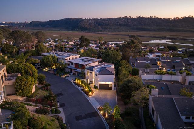 12994 Via Esperia, Del Mar CA: https://media.crmls.org/mediaz/642ac5f9-e06b-4a1f-92c2-137c5b256a2d.jpg