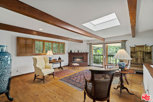 21550 Summit Trail, Topanga CA: https://media.crmls.org/mediaz/642b3ce7-2a4a-42e2-9ecd-5b0d7d896052.jpg