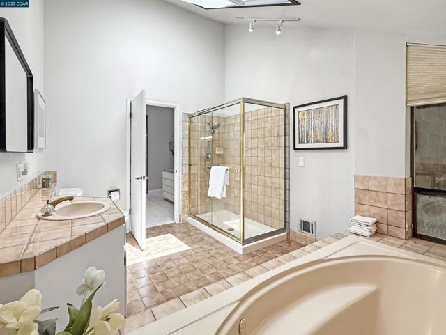 130 Hillcroft Way, Walnut Creek CA: https://media.crmls.org/mediaz/642b4087-a532-4dcf-8f41-cfc6023a45fa.jpg