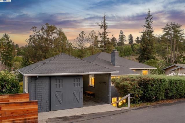 5811 Romany, Oakland CA: https://media.crmls.org/mediaz/642b4909-2444-4578-baa0-83254953ae63.jpg